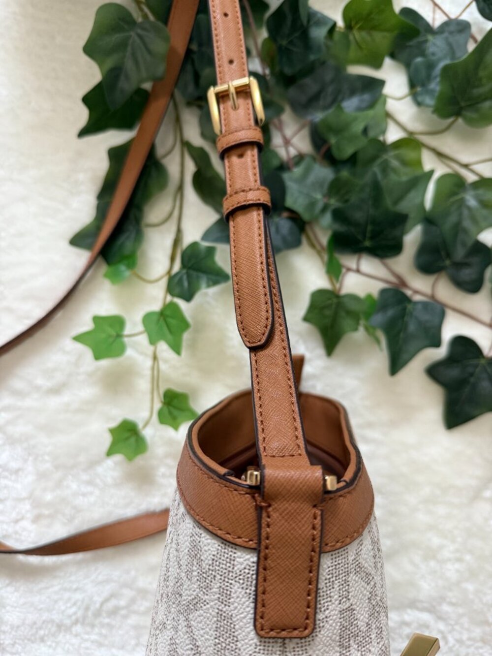 Michael Kors Vanilla MK Signature Crossbody Purse Bag - Picture 4 of 13